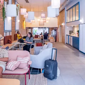 Latroupe Poblenou إسبانيا